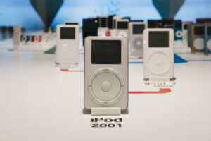 Primeiro iPod fotografado em um museu de Praga, na República Checa