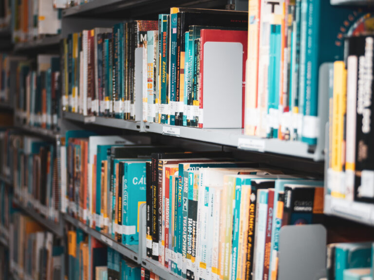 A literatura pode ser complexa e multifacetada, que possui diversas funções e importâncias para o ser humano.